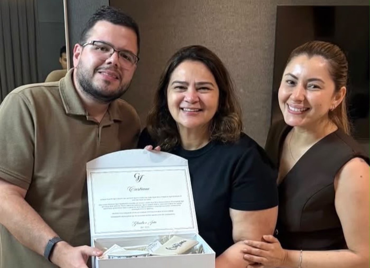 A empresária da área gastronômica, Cristiane Salomão, está toda feliz com o convite para ser madrinha do casamento dos sobrinhos, João Baptista e Glenda Saldanha, que  será realizado em breve. 