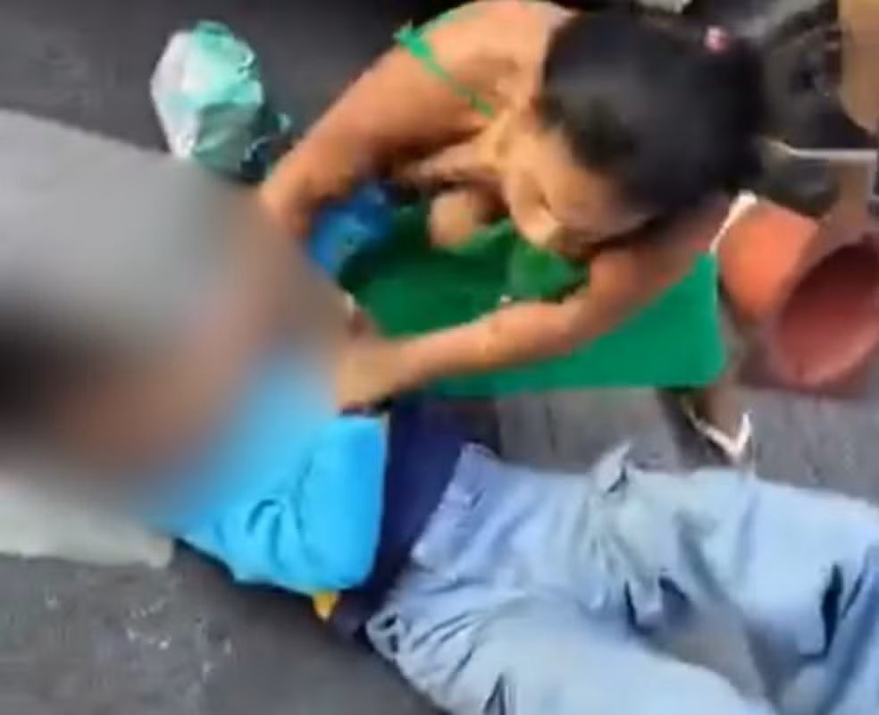 Adolescente de 12 anos foi brutalmente espancada por uma mulher na porta da escola onde estuda, em Nova Lima, na Região Metropolitana de Belo Horizonte.