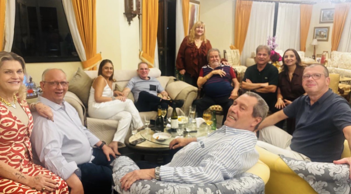 Lúcia Fontelles e Edilson Tamanqueira ofereceram, nessa quinta-feira, um jantar de boas vindas, em homenagem ao amigo Antônio José Pinto, natural da cidade do Porto, e que passa uma temporada em Belém. A noite reuniu os amigos, Fabiano Coelho, Arcelino Lobato e Isabelle, Georgina e Ricardo, Waldemar Coelho e a colunista. 