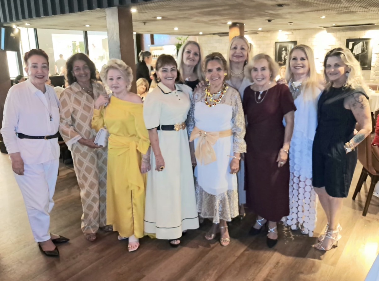 Lucinha Lage, Arminia Souza, Edna Vaz, Pilar Nogueira, Clelicia Florenzano, Mily Moreira, Noémia Lobato, Beth Jorge e a colunista foram abraçar a querida amiga, Walda Bandeira 