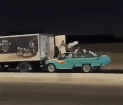 Imagem - Quadrilha rouba carga de frango de caminhão em alta velocidade no Egito; veja vídeo
