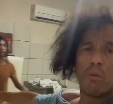 Imagem - Homem marca encontro pela internet, descobre que ‘ela’ é ‘ele’ e apanha após não pagar programa; veja