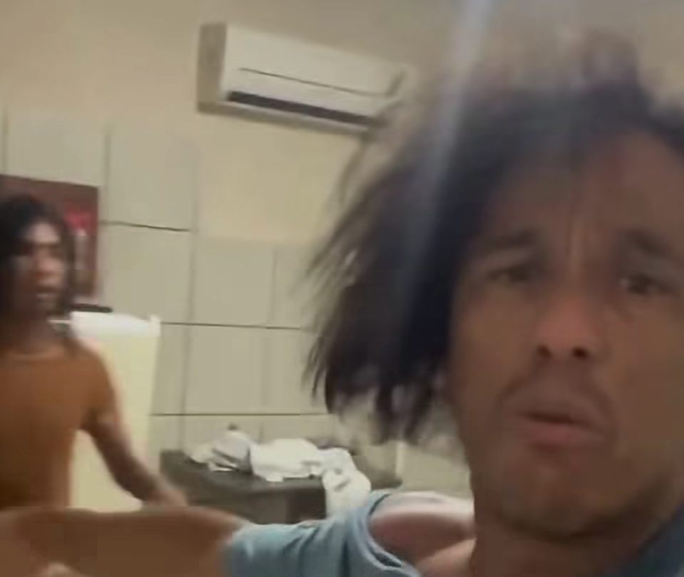 (Nas imagens, o homem aparece bastante assustado e afirma que havia marcado o encontro pela internet acreditando que encontraria uma mulher.)