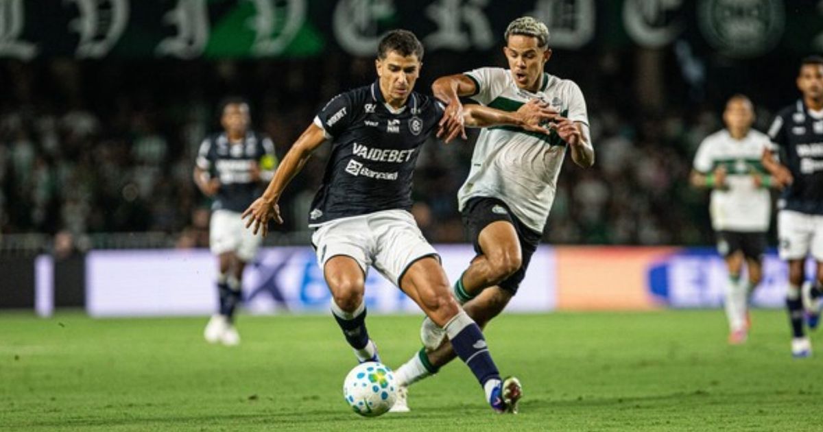 Vitor Bueno em ação pelo Remo como o Coritiba.