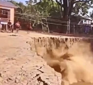 Imagem - ‘Terras caídas’ provocam desmoronamento de terra às margens do Rio Amazonas, no Pará