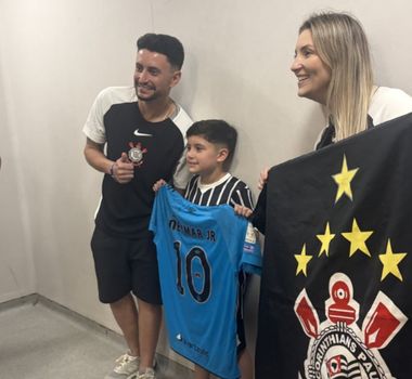 Imagem - Criança corintiana é hostilizada após receber camisa de Neymar na Neo Química Arena