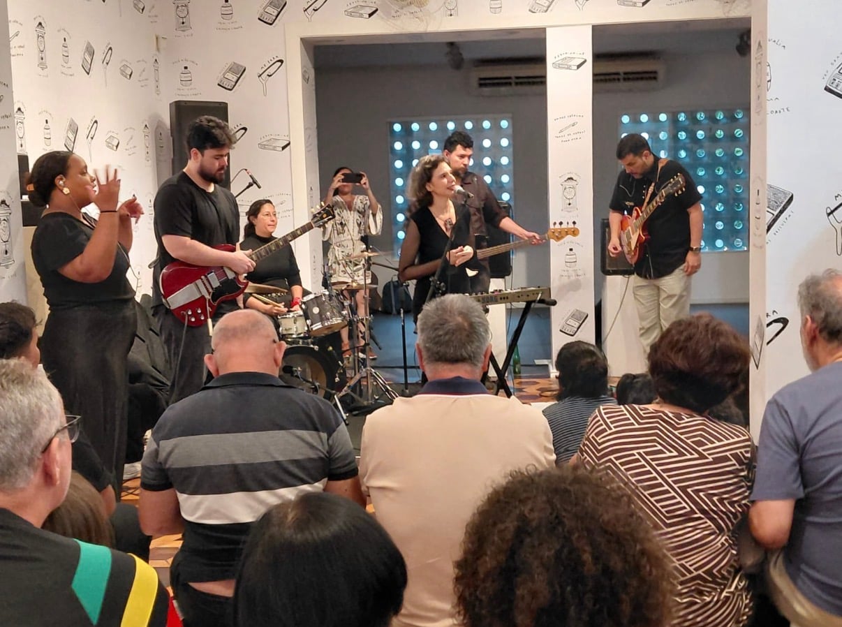 Ana Clara se uniu à banda formada por Eduardo Feijó (guitarra), Erik Lopes (guitarra), Manuel Malvar (baixo) e Deni Melo (bateria) para cantar músicas dos trabalhos “Canções de Depois” (2014), “Ana Clara” (2015) e “Canções de Flutuação” (2024).