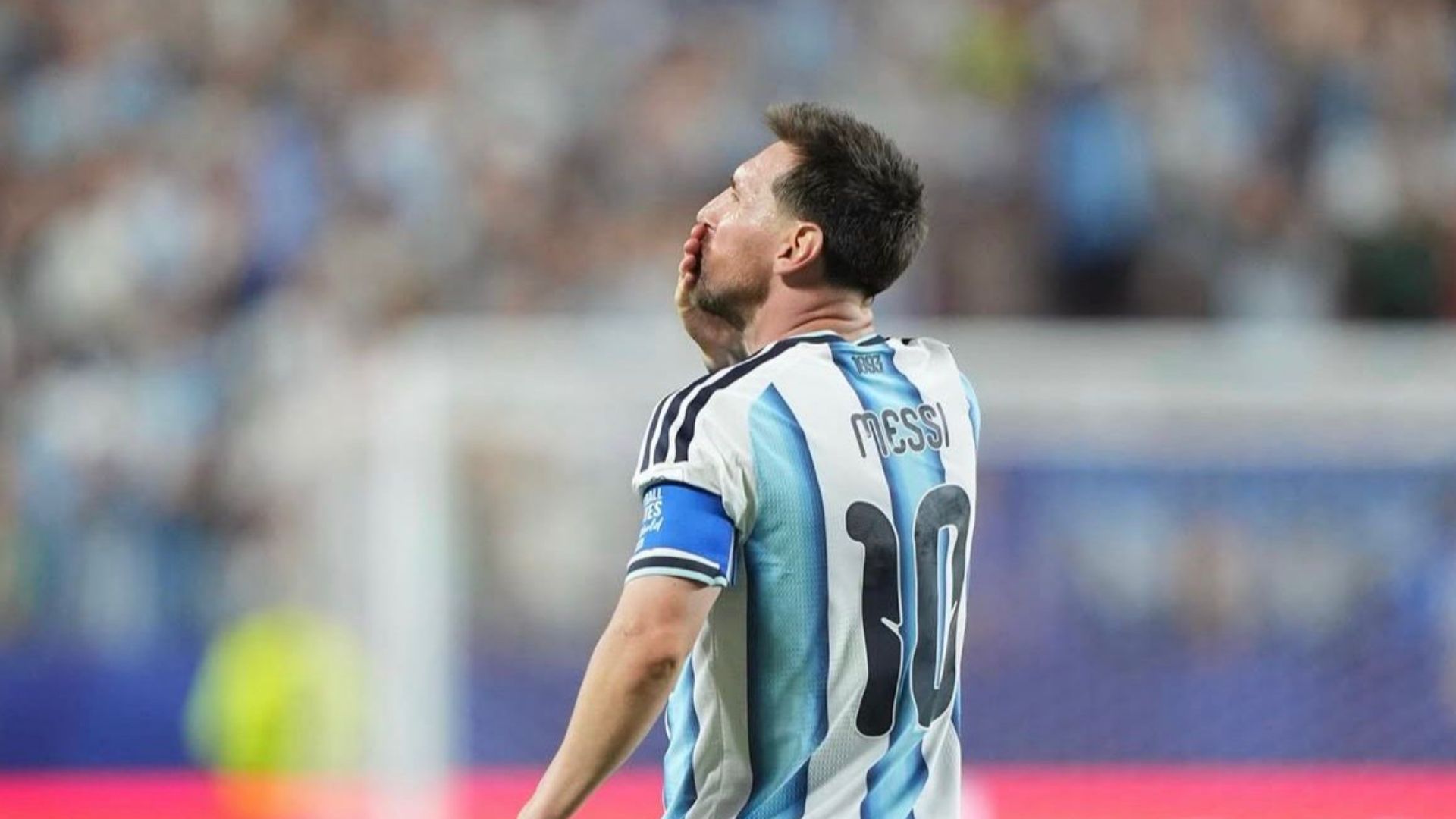 Atacante Lionel Messi anunciou oficialmente a sua aposentadoria da seleção da Argentina nesta segunda-feira (31).