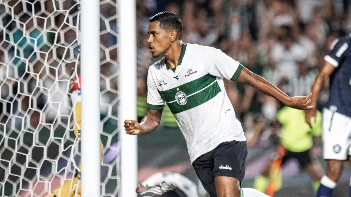 Coxa aproveita reta final da partida, marca nos acréscimos e aumenta a pressão sobre o Leão na luta contra o rebaixamento