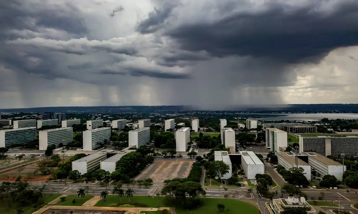 (Na prática, a regra impede que o governo conceda, em 2027, reajustes que representem ganho real para o funcionalismo federal, caso as contas permaneçam no vermelho.)