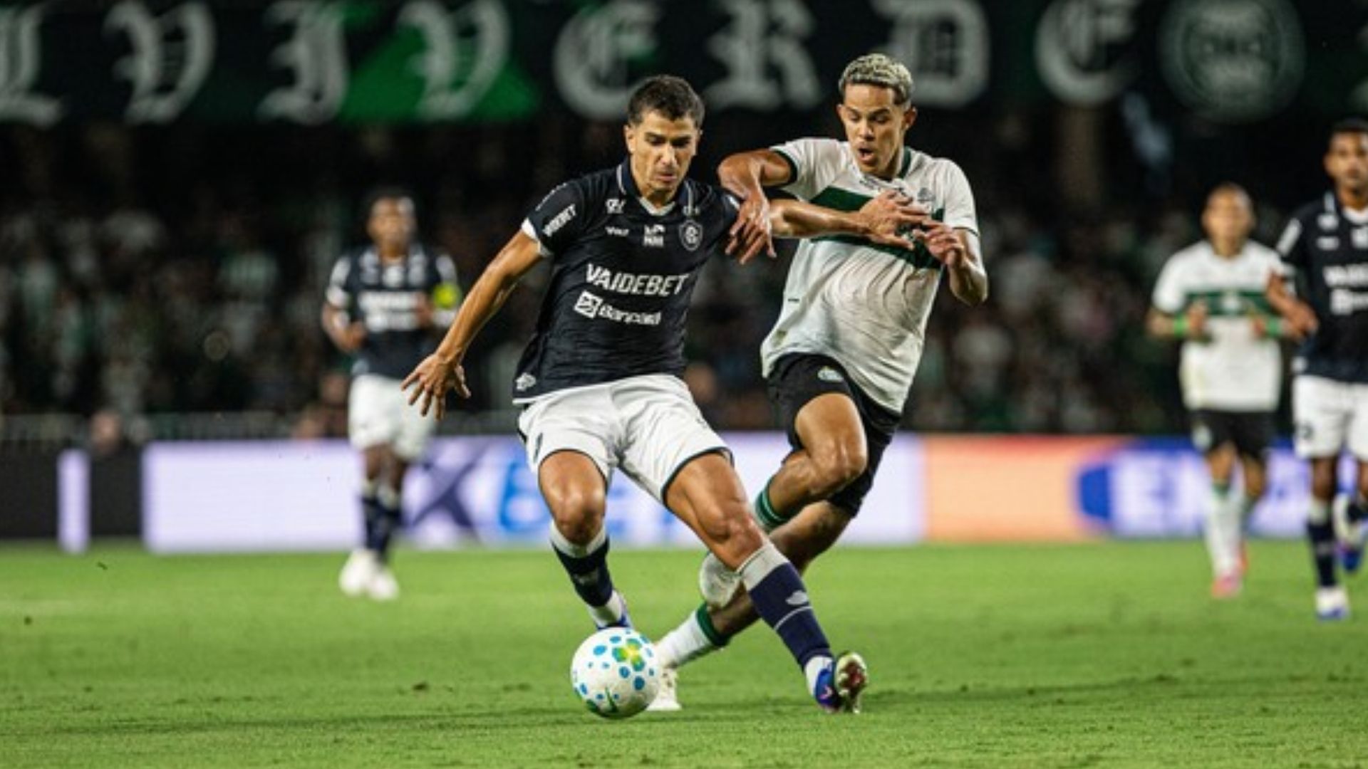 Vitor Bueno em ação pelo Remo contra o Coritiba.