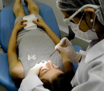 Imagem - Dentes escuros: dentista explica causas e alerta para sinais que não devem ser ignorados