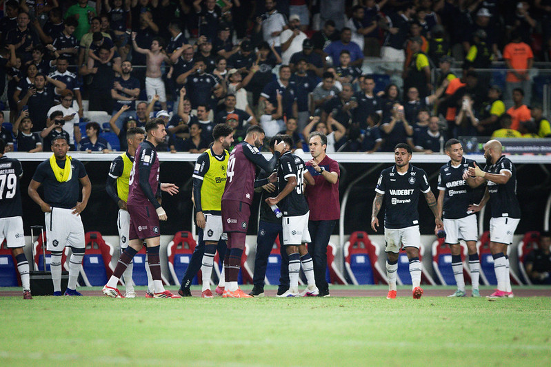Condé orienta os jogadores durante partida contra o Coritiba - 