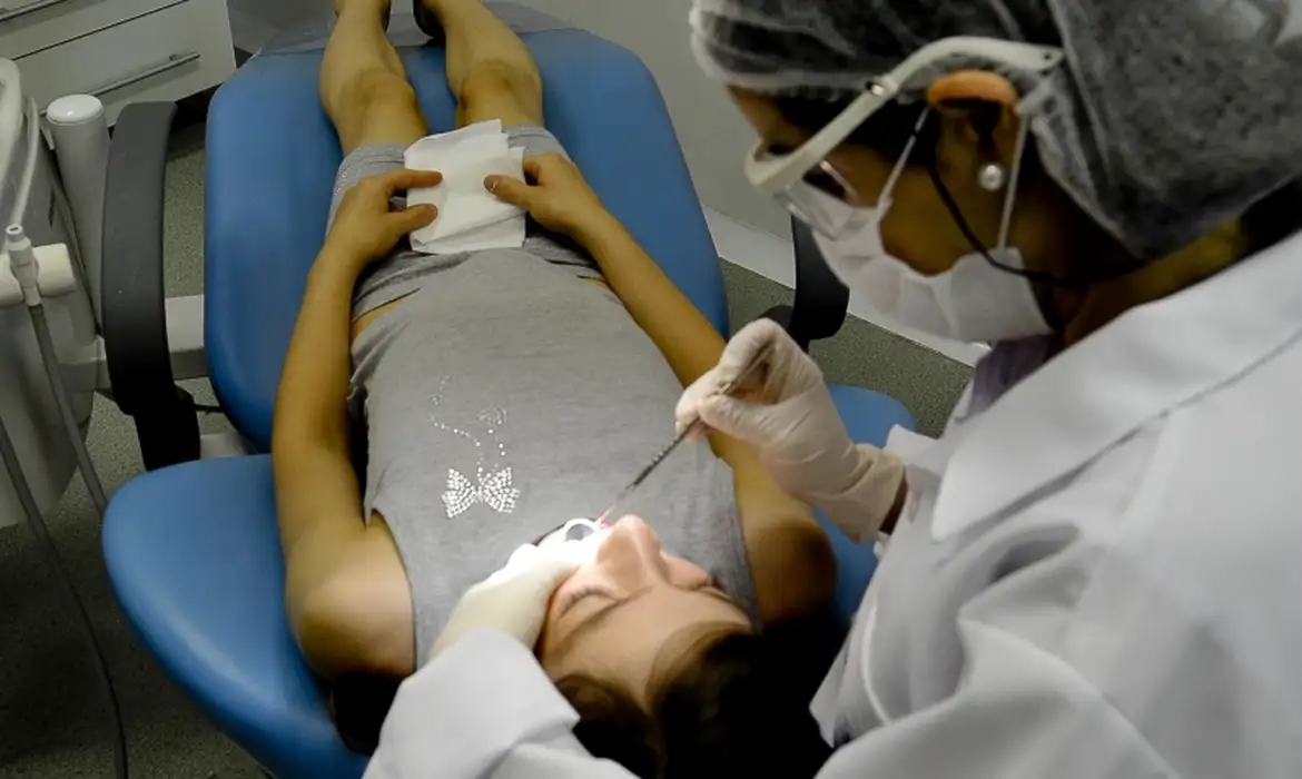 Imagem - Dentes escuros: dentista explica causas e alerta para sinais que não devem ser ignorados