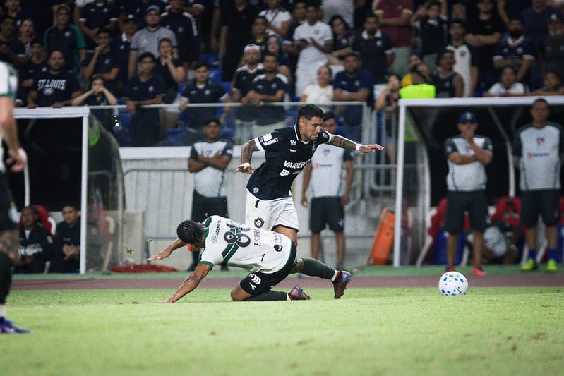 Leão em ação na derrota para o Coritiba - 