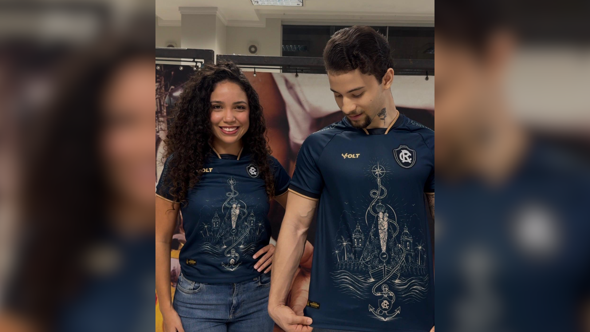 No Remo, a camisa foi desenvolvida pela estilista Letícia Nassar e reúne elementos tradicionais do clube com símbolos do Círio
