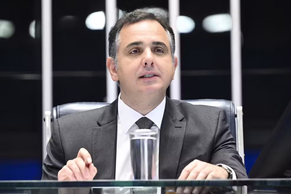 (O nome de Pacheco foi indicado pelo presidente do Senado, Davi Alcolumbre, e apresentado por meio do Projeto de Decreto Legislativo (PDL) 995/2026.)