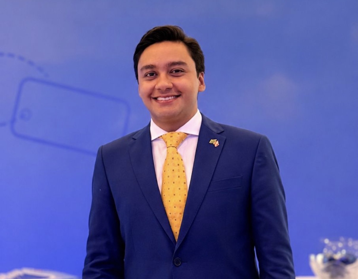O presidente do União Brasil Jovem de Belém comemora o dia de hoje com os amigos mais chegados 