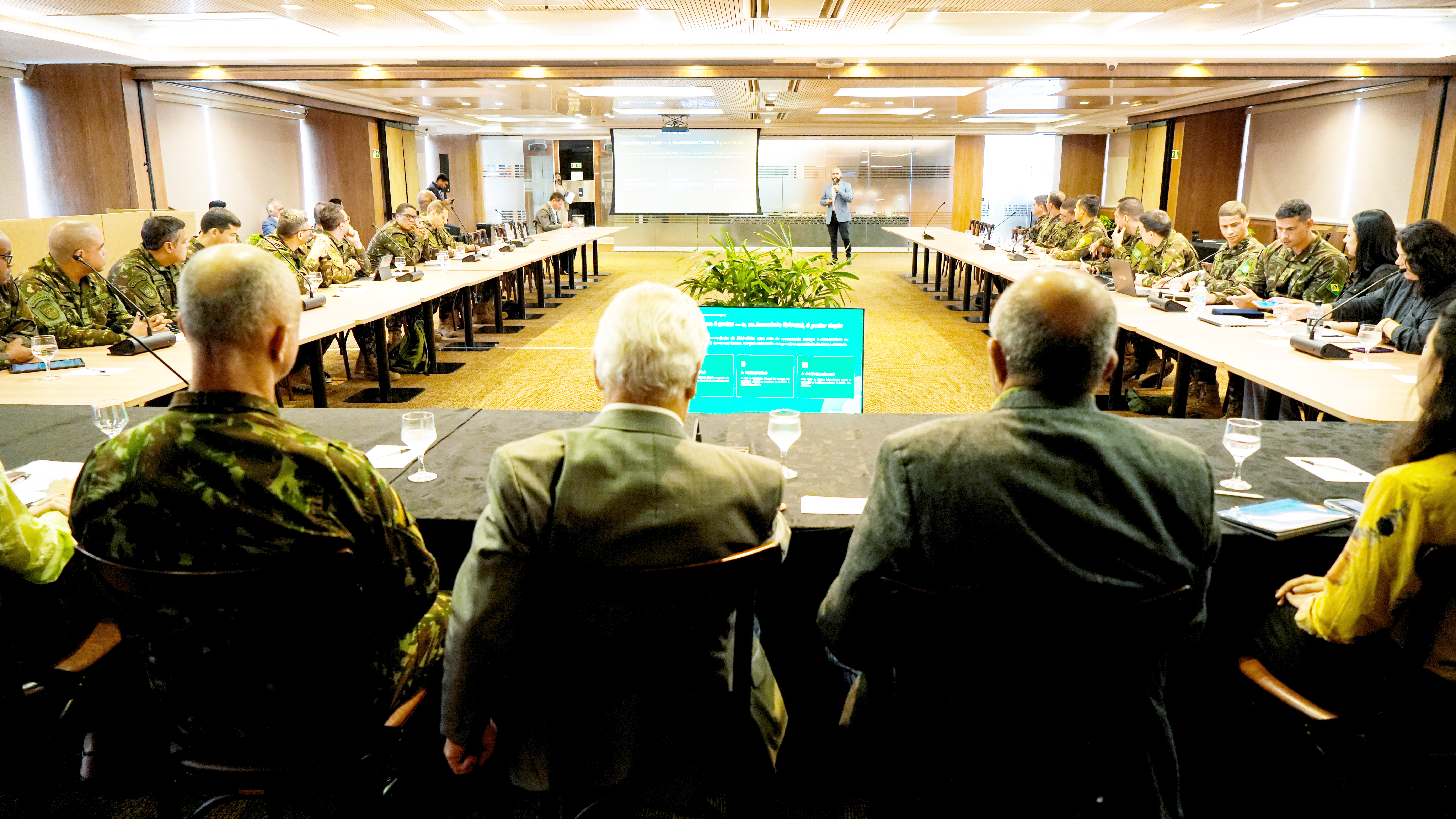 Painel de discussões sobre a Amazônia com a participação de oficiais do Exército