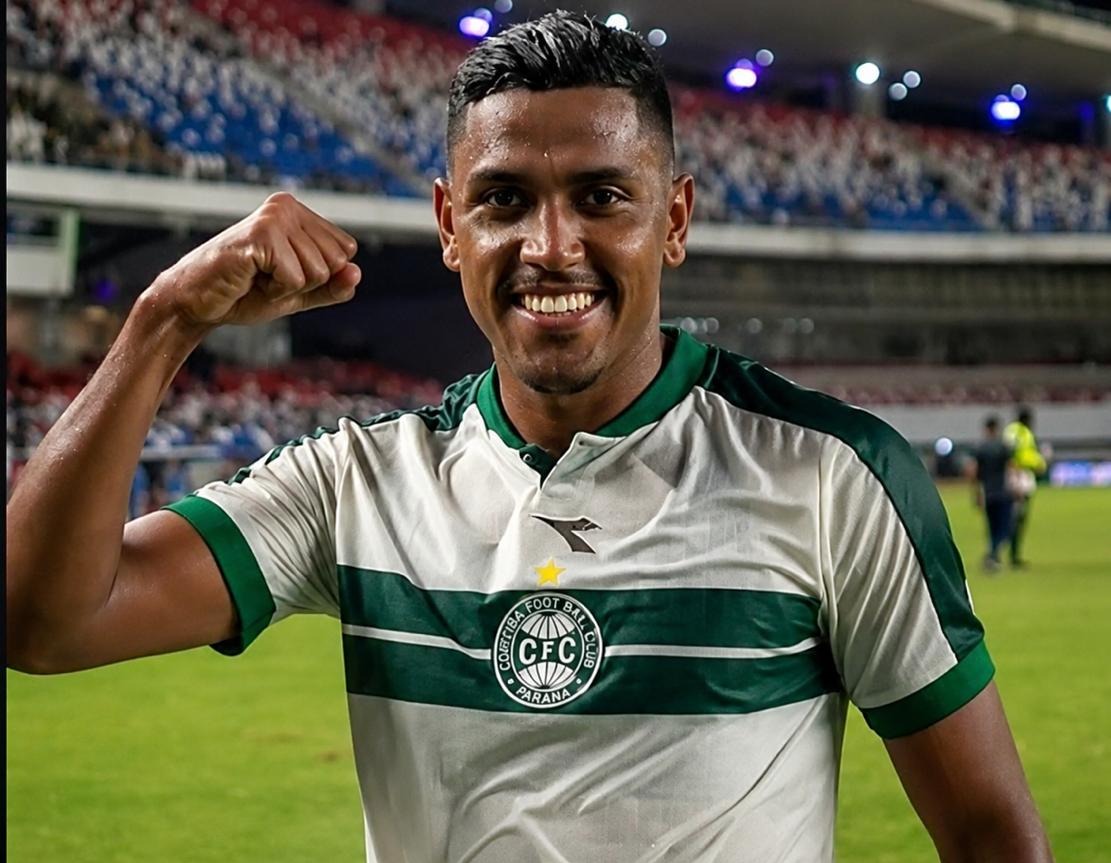 Pedro Rocha com a camisa do Coritiba -