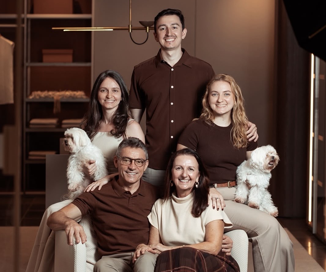 Tânia e Neuro Zortéa, que comandam a Dell Anno Belém, com os filhos, Jaqueline, Felipe e Júlia Zortéa, que também participam na gestão da loja 