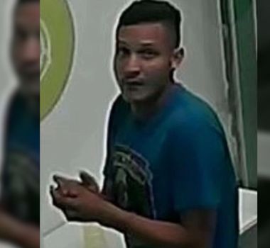 Imagem - Câmera de segurança flagra homem furtando televisão dentro de lavanderia em Ananindeua