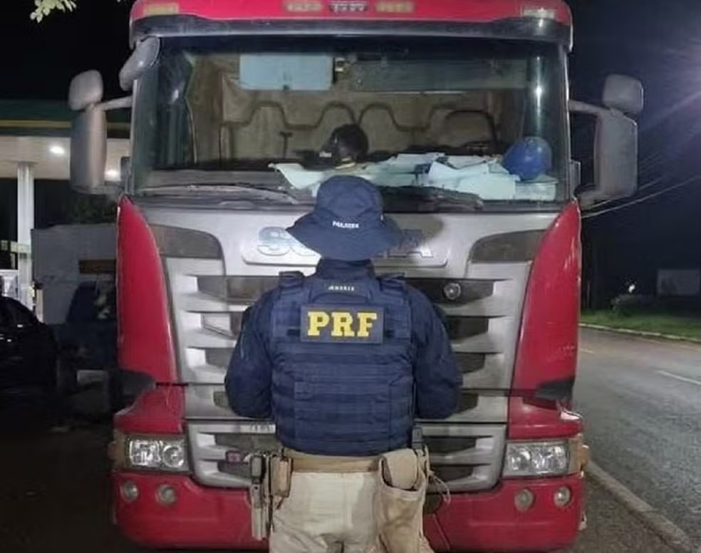 A ação ocorreu após a PRF ser informada sobre um caminhão que teria passado por uma praça de pedágio na BR-163 sem realizar o pagamento da tarifa

