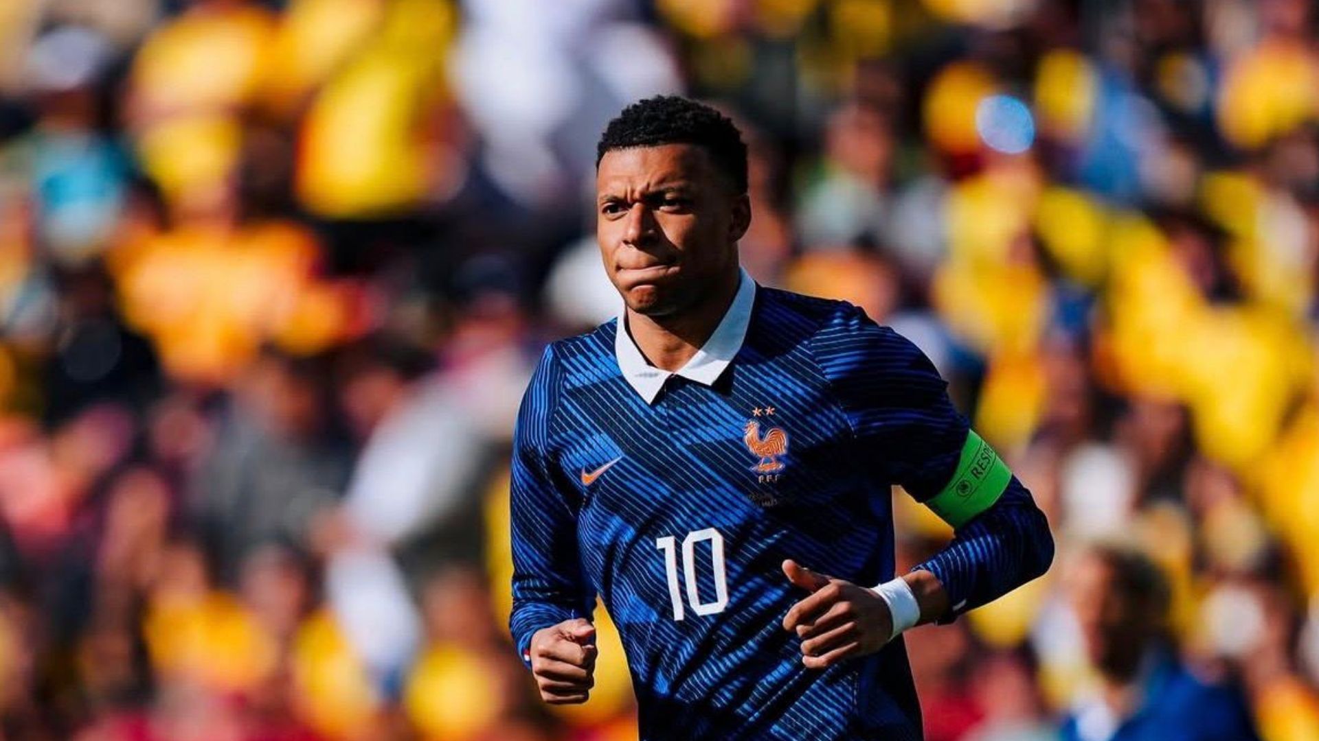 Jogador de futebol Kylian Mbappé.