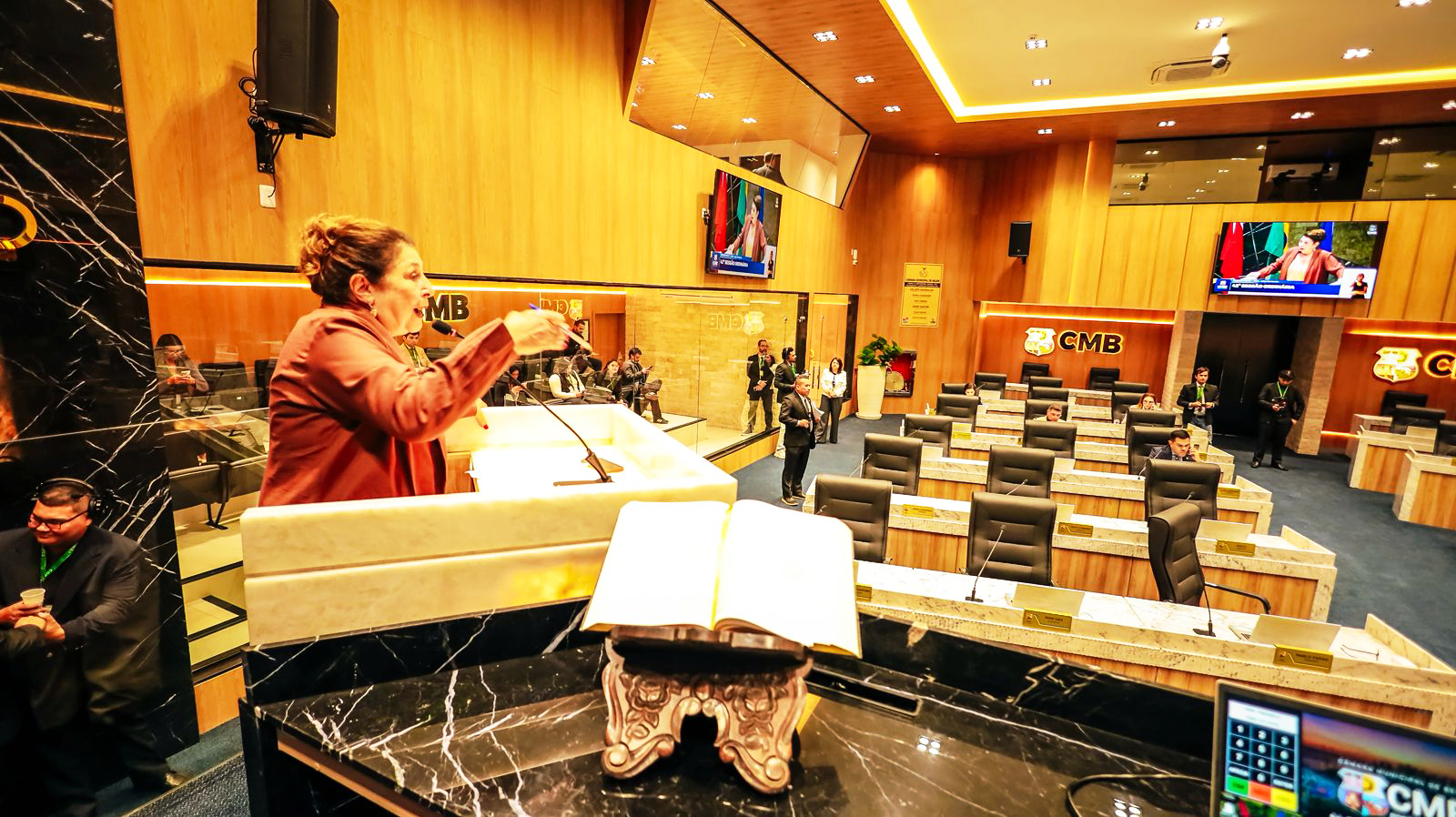 Vereadora Marinor Brito, na tribuna da Câmara Municipal de Belém