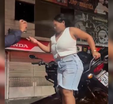 Imagem - Mulher leva spray de pimenta no rosto ao tentar impedir guarda de levar moto, em Belém