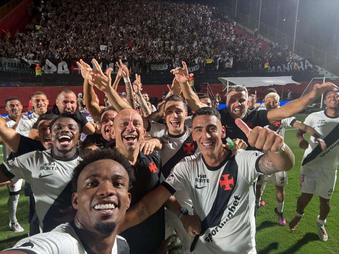 Jogadores do Vasco comemoram classificação no Barradão - 