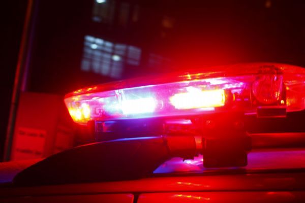 Justiça do Distrito Federal determinou que os dois deixem o local, onde são acusados de agressões, maus-tratos contra animais, assédio e manutenção de um ferro-velho irregular.