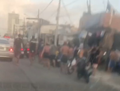 (O assassinato chamou atenção dos populares do entorno, trânsito ficou lento, e, as Polícias Militar e Civil estão no local) 