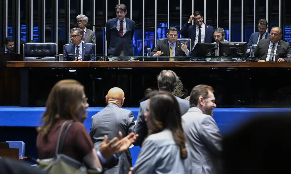 (O senador apelou aos parlamentares que o momento é agora.)