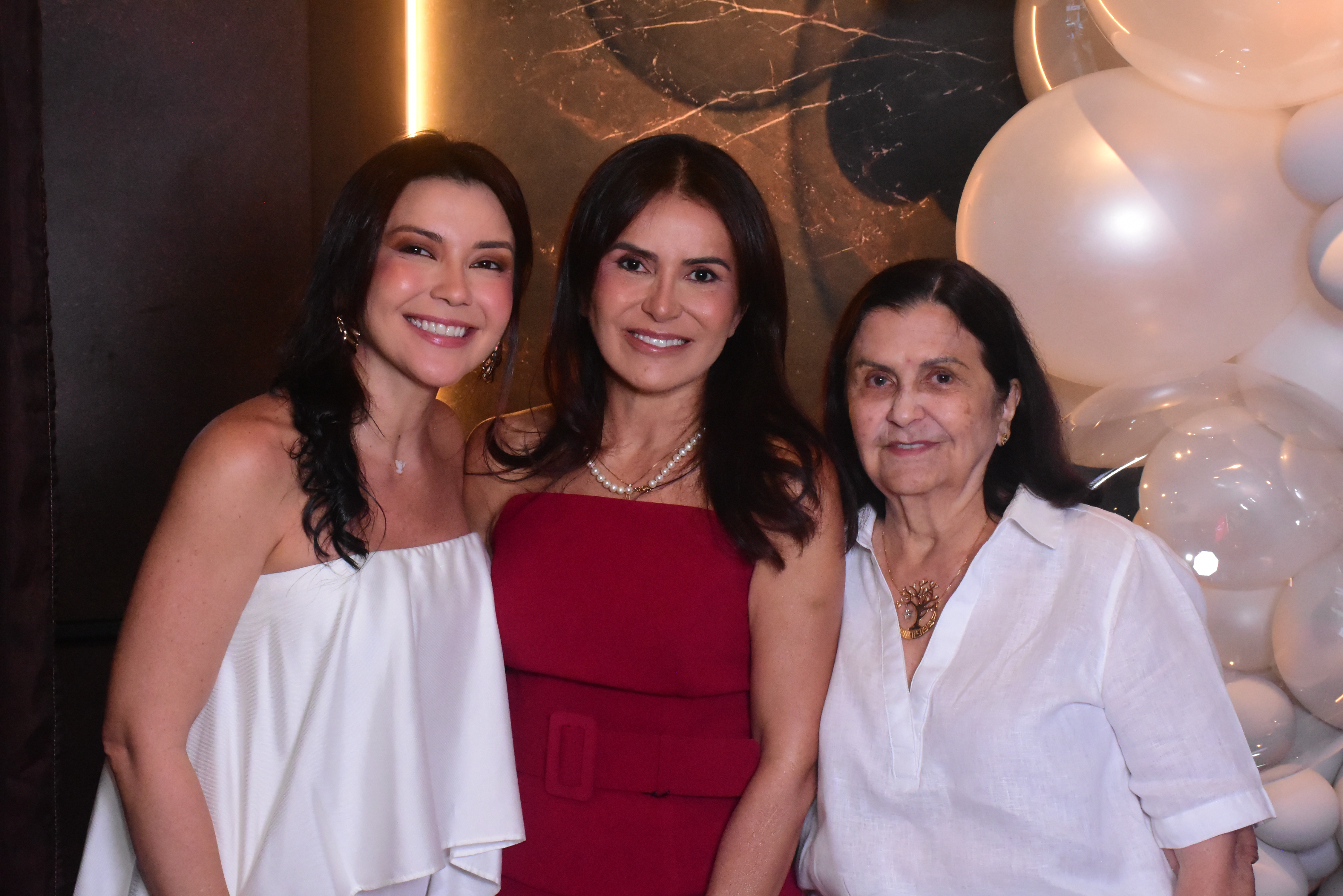Renata e Rejane com a mãe, Nazaré Brabo