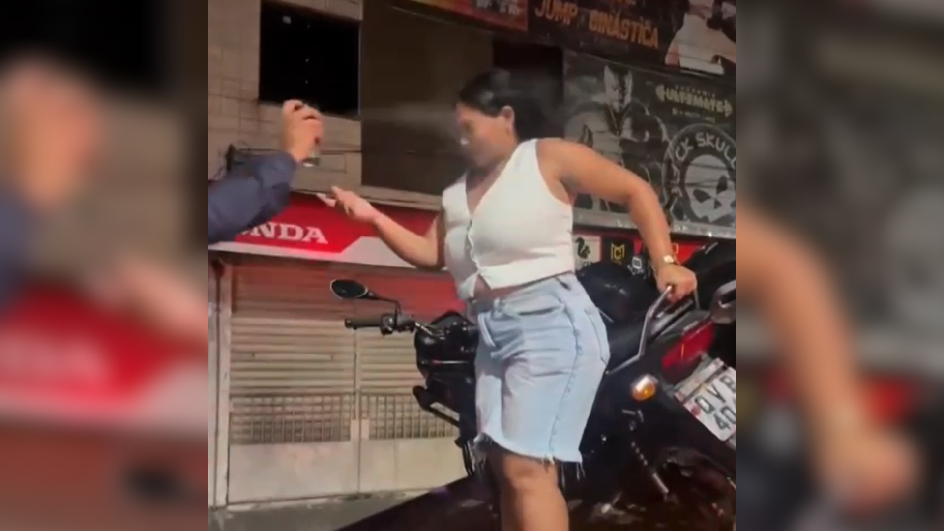 Imagem - Mulher leva spray de pimenta no rosto ao tentar impedir guarda de levar moto, em Belém