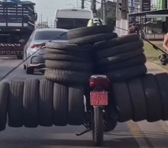 Imagem - Motociclista chama atenção ao transportar vários pneus na Augusto Montenegro