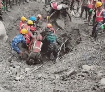 Imagem - Trabalhadores de túnel são resgatados com vida após 9 dias de avalanche no Nepal