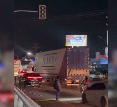 Imagem - Homem se arrisca ao atravessar faixa de pedestres em área do BRT em Ananindeua