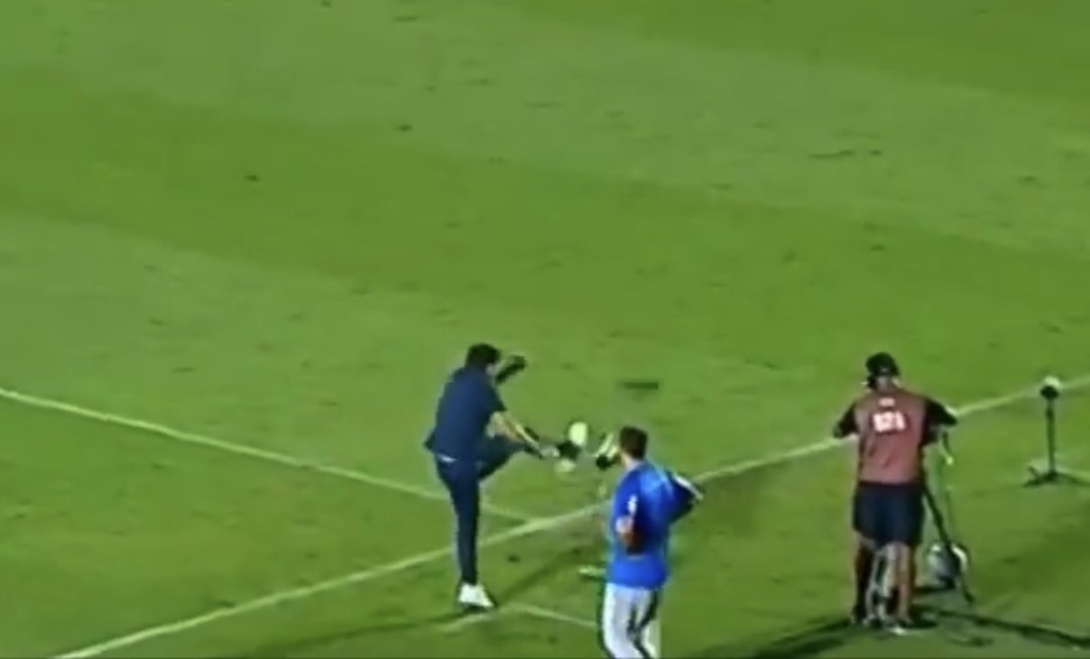 Abel chutando o Microfone de transmissão. Treinador é suspenso por reincidência -