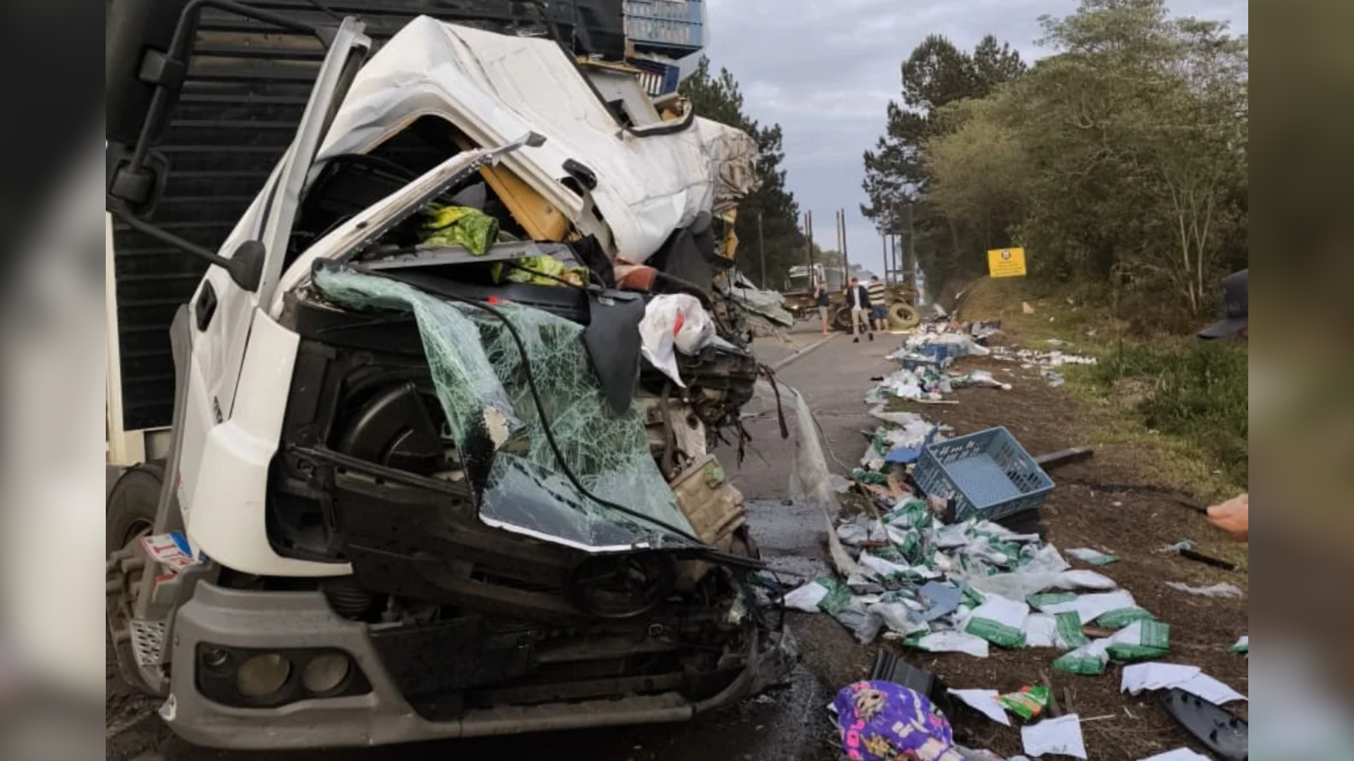 Colisão aconteceu na manhã desta sexta-feira (4), na BR-282, em Ponte Serrada; vítimas feridas foram levadas ao hospital.
