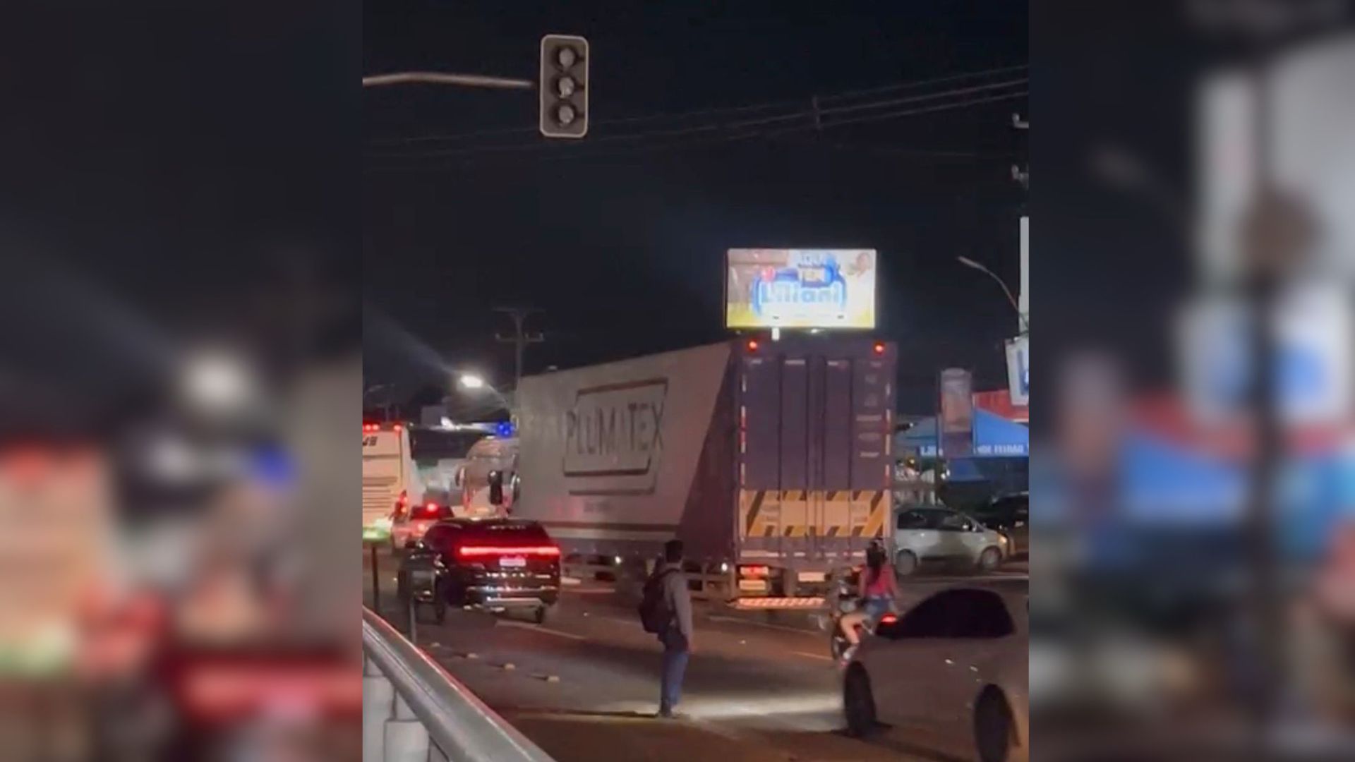  Homem se arrisca ao atravessar faixa de pedestres em área do BRT em Ananindeua