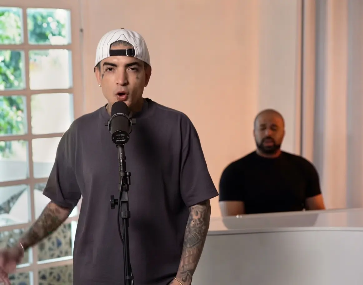 MC Guimê apareceu cantando o louvor nas redes.