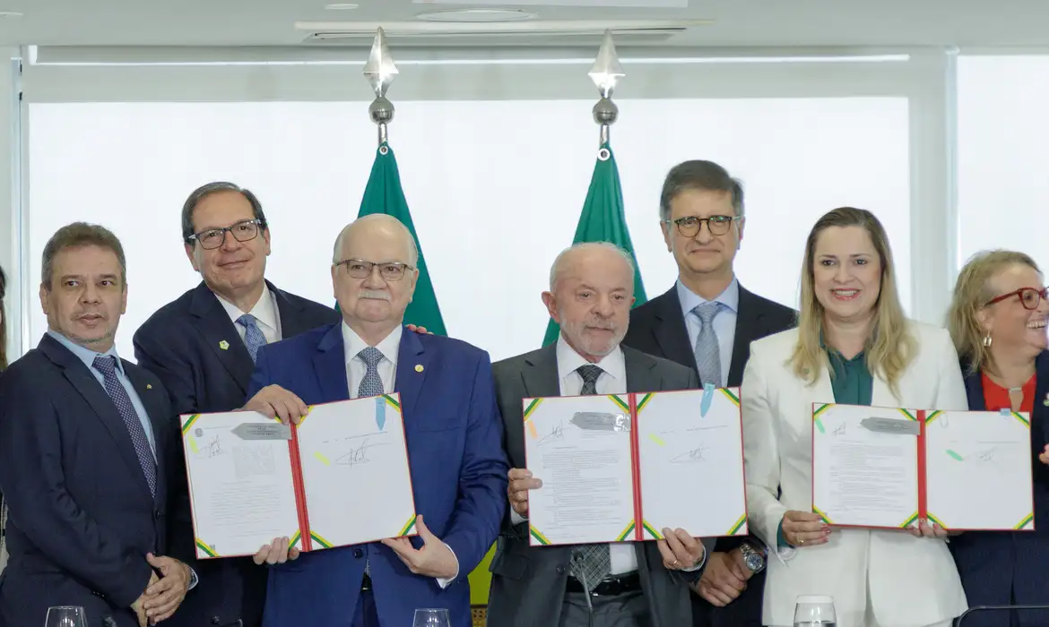 (O presidente Luiz Inácio Lula da Silva sancionou nesta sexta-feira (4) três projetos de lei que criam e reestruturam fundos ligados a instituições do Poder Judiciário.)