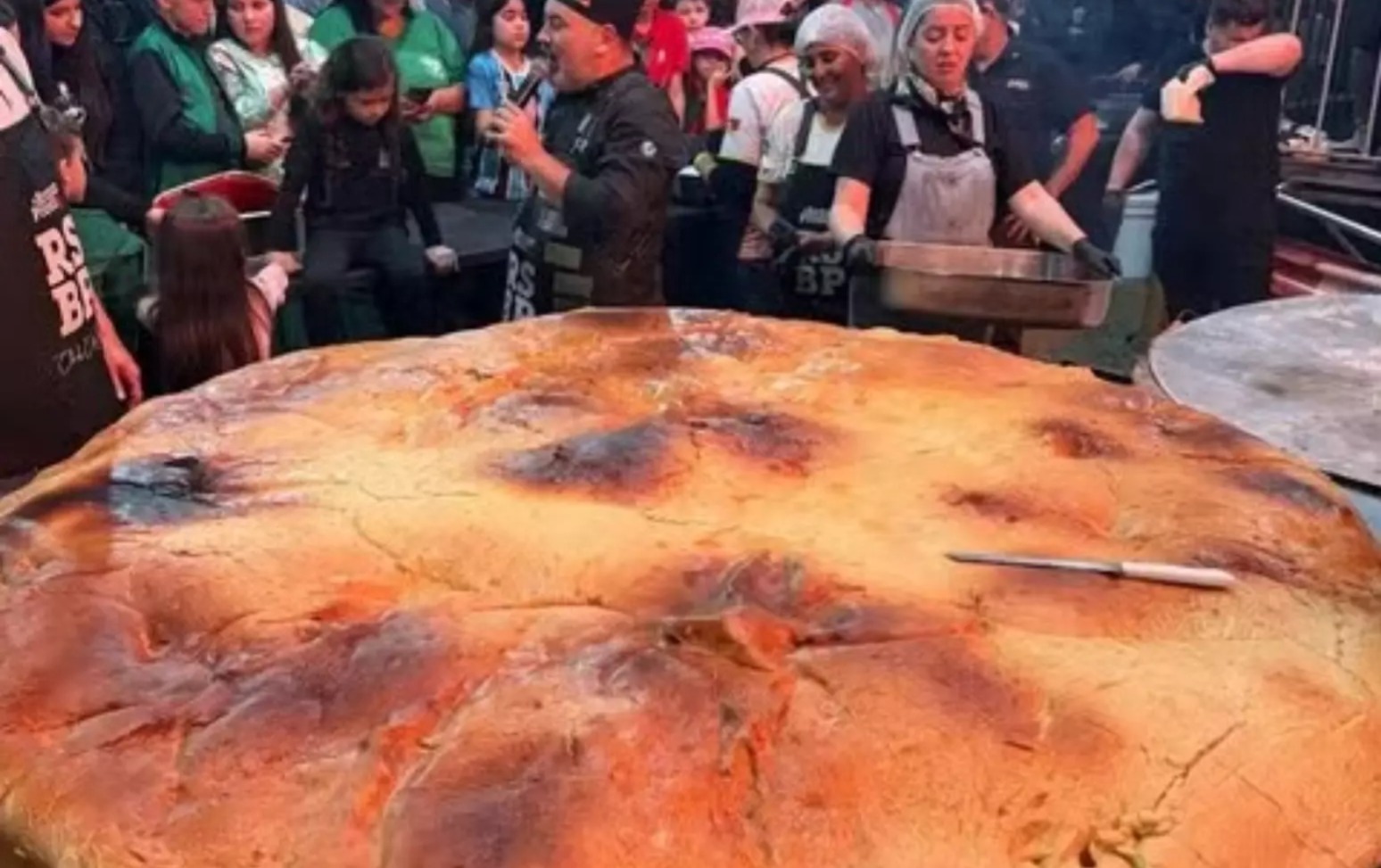 (O tamanho do lanche exigiu uma operação especial. Cerca de 80 pessoas participaram da preparação, desde a montagem até o cozimento.)