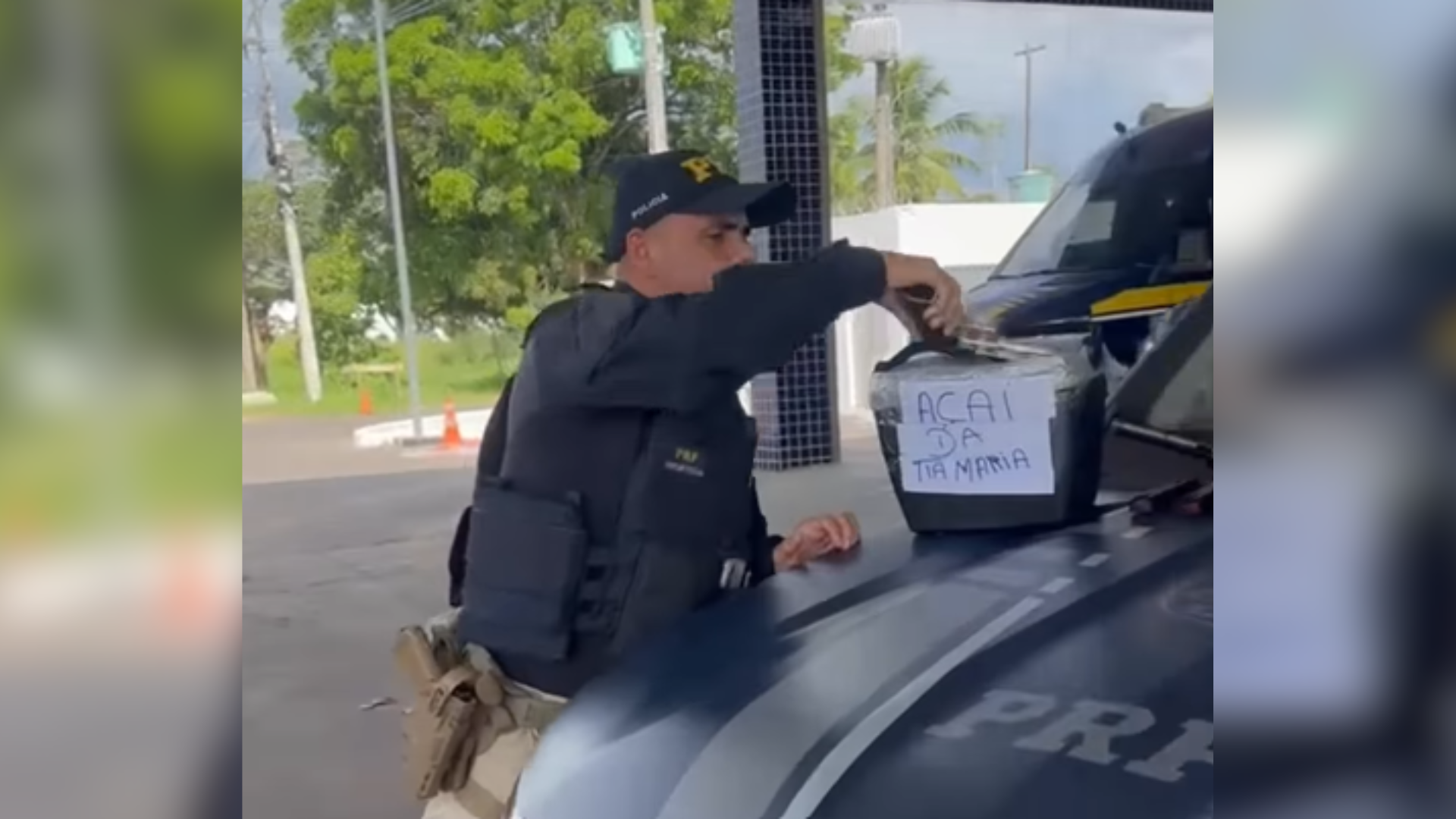 Passageira de 25 anos foi detida durante abordagem em Benevides; armas, carregadores e munições seriam entregues a terceiros no Maranhão, segundo a polícia.