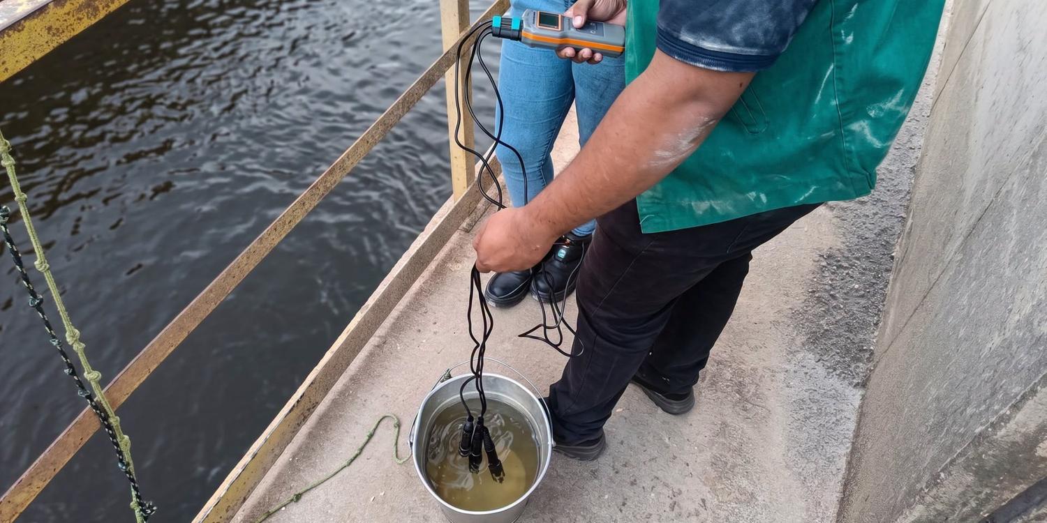 (Segundo a Prefeitura, foi identificada uma leve alteração no pH, enquanto temperatura, oxigênio dissolvido, condutividade elétrica e salinidade apresentaram resultados considerados dentro da normalidade.)