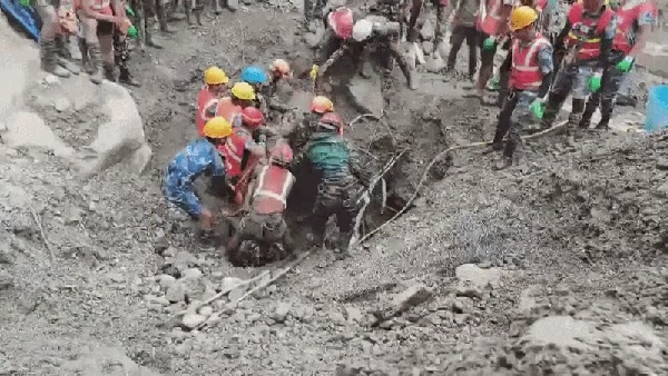 Trabalhadores de túnel são resgatados com vida após 9 dias de avalanche no Nepal