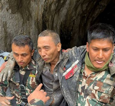 Imagem - Dois sobreviventes de tragédia no Nepal são resgatados vivos 10 dias após avalanche