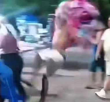Imagem - Homem agride criança com chute durante evento em Igarapé-Miri, no Pará